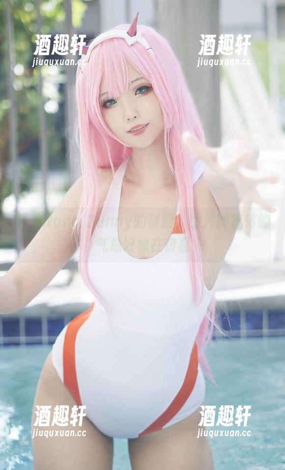看着Hana Bunny的制服，图片间流转的气息好像在窃喜